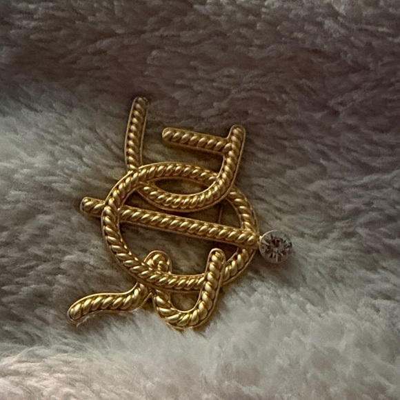 Gold Script Monogram Pin Brooch - Elegant Rope-Textured Design - Picture 5 of 5